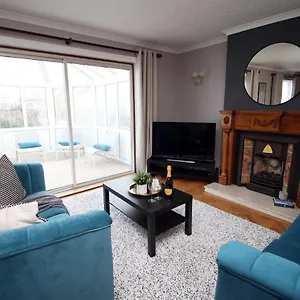 https://beckys-bungalow-by-ty-sa-spacious-4-bed-bungalow.cardiffhotelswales.com