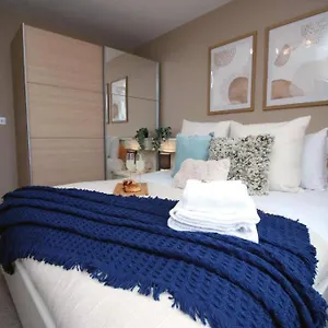 https://bright-styling-2-br-flat-and-situated-overlooking.cardiffhotelswales.com