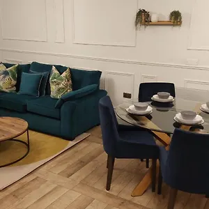 https://cosy-3-bedroom-home-near-leeds-bradford-airport.yorkshirehotels.net